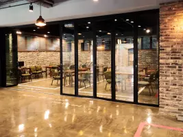 폴딩도어로 공간 분리가 가능한 75평 대형 카페